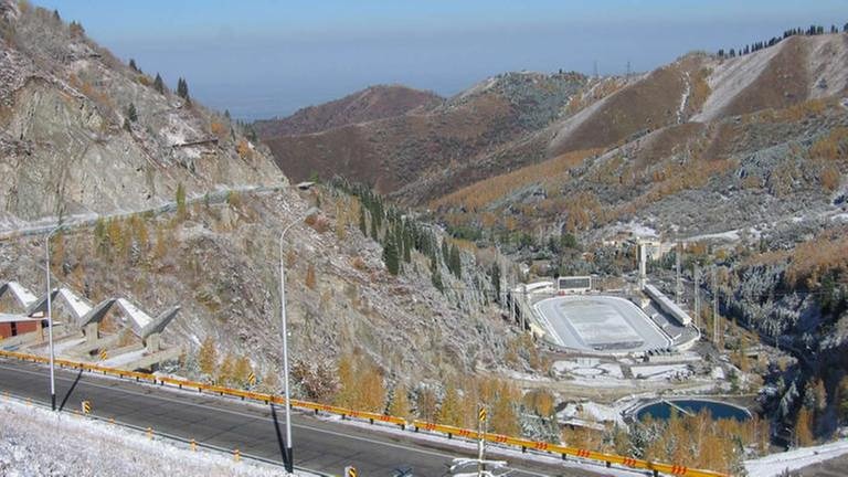 Das berühmte Medeo-Stadion hoch über Almaty. Hier wurde so mancher Eisschnelllaufrekord gelaufen.