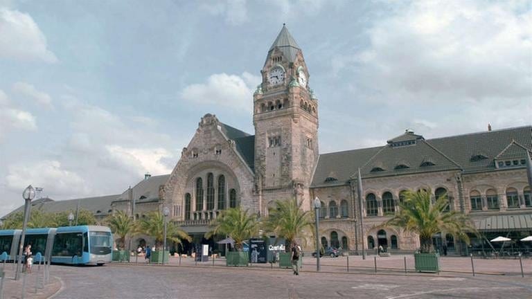 Die prachtvolle Gebäudefront des Hauptbahnhofes von Metz, der vom preußischen Architekten Jürgen Kröger entworfen und von 1905 bis 1908 erbaut wurde.