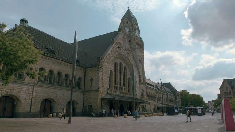 Der Eingang zum Bahnhof von Metz. Am gesamten neoromanischen Bahnhofsgebäude finden sich Skulpturen zum Thema Eisenbahn und Verkehr sowie Ornamente und Verzierungen.