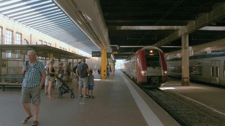 Hier hält ein Alstom Coradia Duplex der Luxemburgischen Staatsbahn CFL in Metz-Ville.