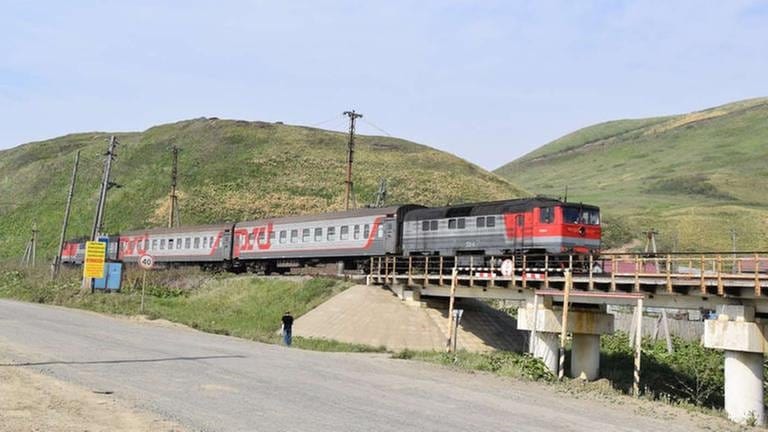 Personenzug der Sachalin-Eisenbahn mit einer TG 16 als Zugmaschine auf der strecke Tomai – Cholmsk.