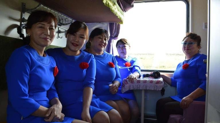 Jeder Personen-Zug in der Mongolei wird von Zugbegleiterinnen in der Uniformen des jeweiligen Betreibers begleitet.