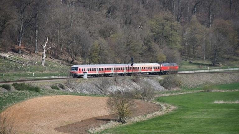 ...sind auch noch Wendezüge mit Dieselloks der Baureihe 218 mit "Silberlingen" unterwegs.