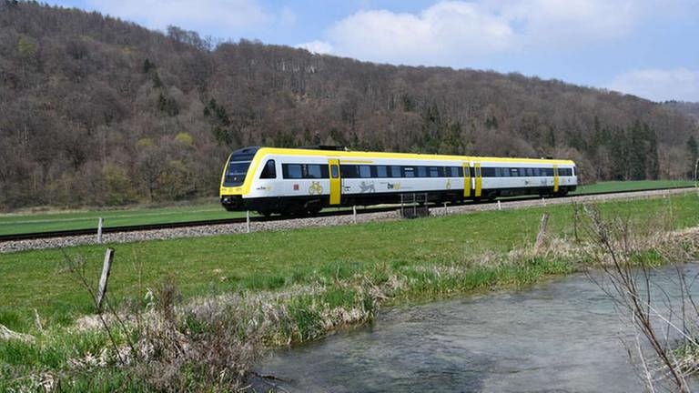 Der Kontrast zum Zementwerk - die idyllische Landschaft der Schwäbischen Alb. Hier mit einem Neigetechnikzug, Baureihe 612 im neuen Landesdesign.