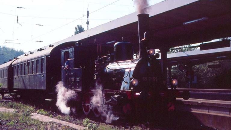 Lok 89 7159 am Bahnsteig.