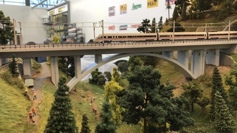 Firma Faller: Bogenbrücke in Anlehnung an die Thüringer Rehtalbrücke, Patiniertes Modell