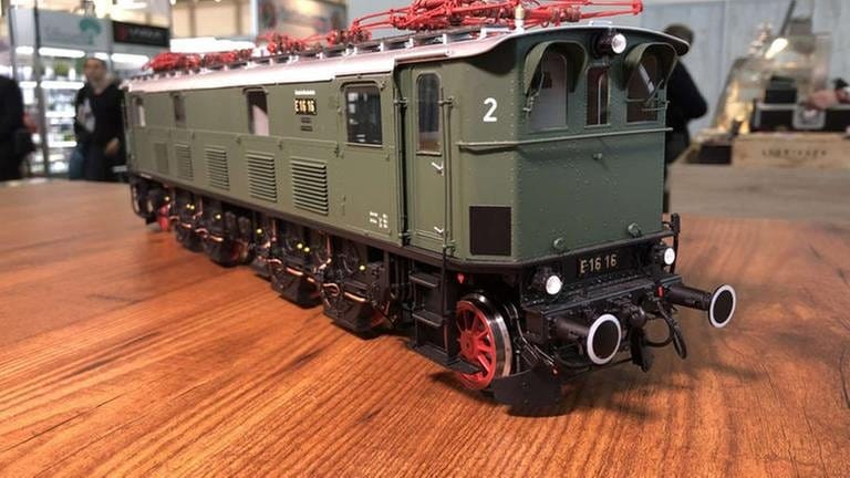 Firma KM 1: E 16 16, war hauptsächlich in Süddeutschland unterwegs, einzige Lok mit Buchliantrieb, d.h. Ein Achsmotor, der die Achse direkt antreibt.