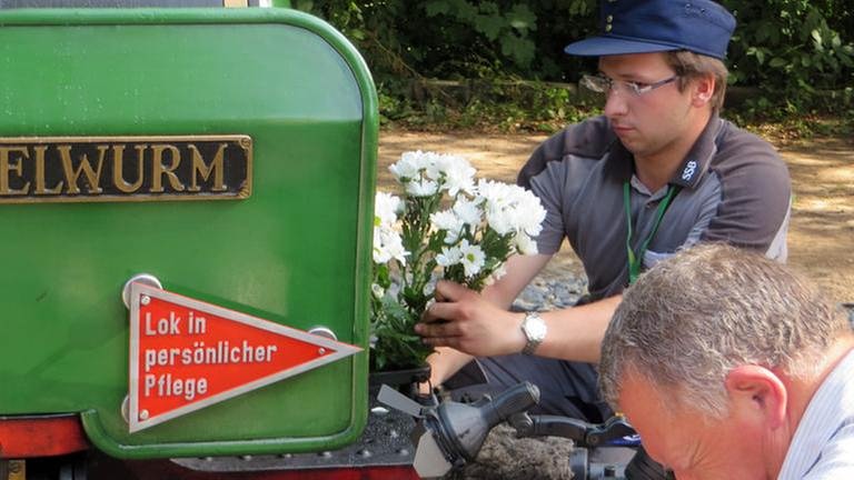 Thomas Stegmüller, jüngster Lokführer der Killesbergbahn, schmückt die Dampfloks zum Jubiläum.