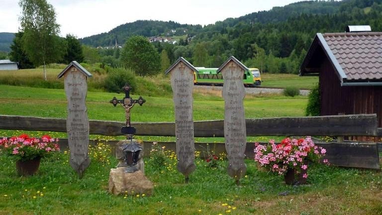 Totenbretter an der Zweigstrecke Zwiesel – Grafenau
