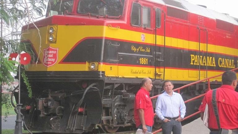 Der Zug der Panama Canal Railway steht schon bereit, bespannt an Kopf und Ende  mit je einer Dieselelektrolok.
