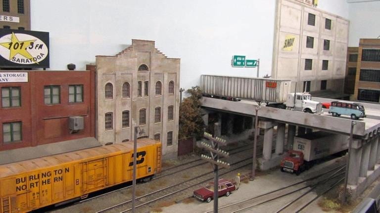 Ein Franke gestaltete einen Rangierbahnhof, das "Fat City Terminal" mit typischen Fassaden und mit gealterten Zügen, die aussehen, als würden sie von einer Überlandfahrt kommen.