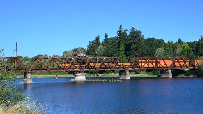 Noch ein Bild dieser Brücke außerhalb Portlands, diesmal mit einem Güterzug.