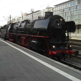 Stuttgart: Um 07:00 Uhr steht unser Dampfzug am Bahnsteig bereit. Heute geht es über die Geislinger Steige nach Ulm,Friedrichshafen, Lindau nach Augsburg. (Foto: SWR, SWR - Wolfgang Drichelt)
