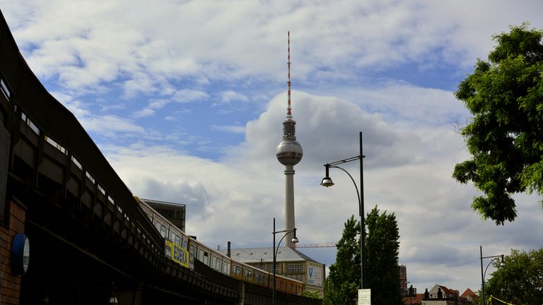 Eine der berühmtesten Brücken in Berlin ist die Jannowitzbrücke und der dazugehörige Bahnhof. Hier verlässt eine S-Bahn den Bahnhof.