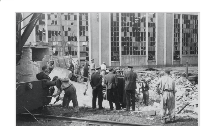 Erfolgreiche Sabotage französischer Eisenbahner: Zerstörte Drehscheibe bei Dijon.
