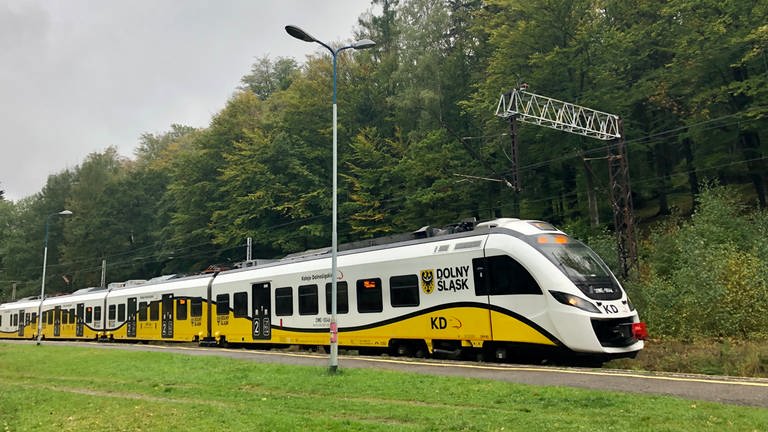 In Szklarska Poręba Dolna hält der polnische Zug der Schlesischen Eisenbahnen kurz, um weitere Wanderer rauszulassen