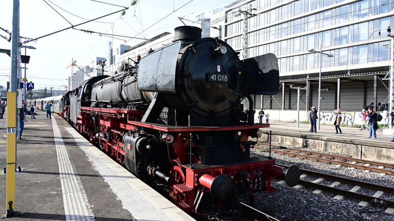 Die Dampfloks sind der Publikumsmagnet  beim der Hundertjahrfeier des Stuttgarter Hauptbahnhofs. Eine Ölgefeuerte Güterzuglok Baureihe 41 aus Augsburg ist der 58 311 der Ulmer Eisenbahnfreunde vorgespannt. 