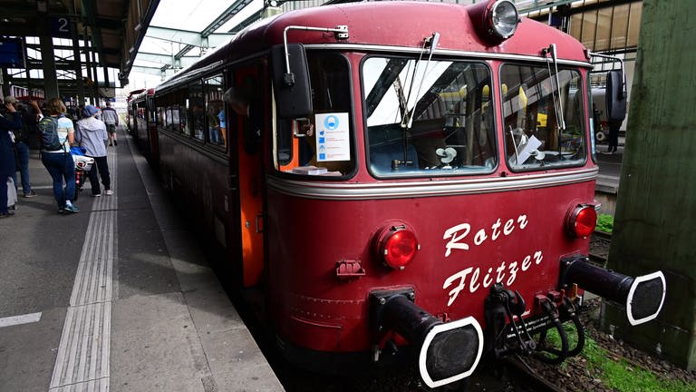 Auch „Der Rote Flitzer“ - ein Schienenbus ist zum Jubiläum gekommen und macht Sonderfahrten rund um Stuttgart.