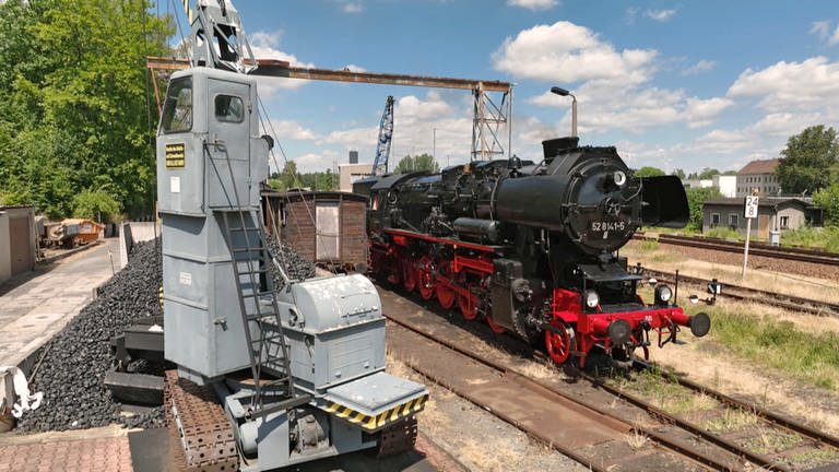 Bei den Ostsächsischen Eisenbahnfreunden (OSEF) steht eine Lok der Baureihe 52 unter Dampf.