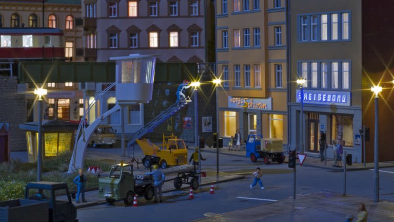 Bei AUHAGEN leuchtet es. Zwei neue Stadthäuser der Schmidtstraße können mit täuschend echten Neonröhren für die Reklameschilder nachgerüstet werden. 