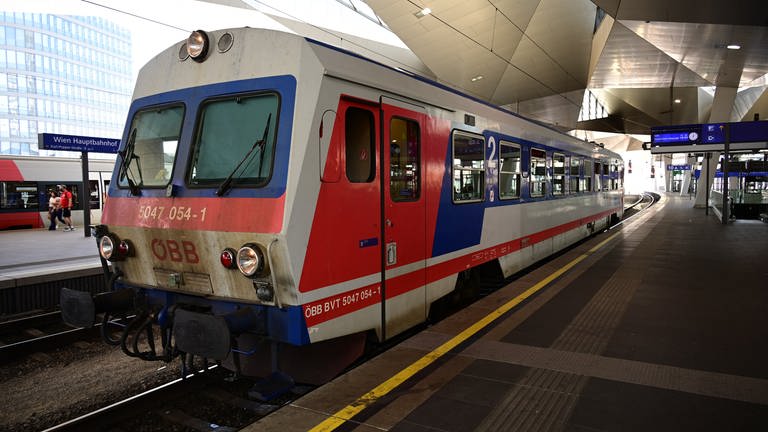 Ein Triebwagen Baureihe 5047 im Wiener Hauptbahnhof. 
