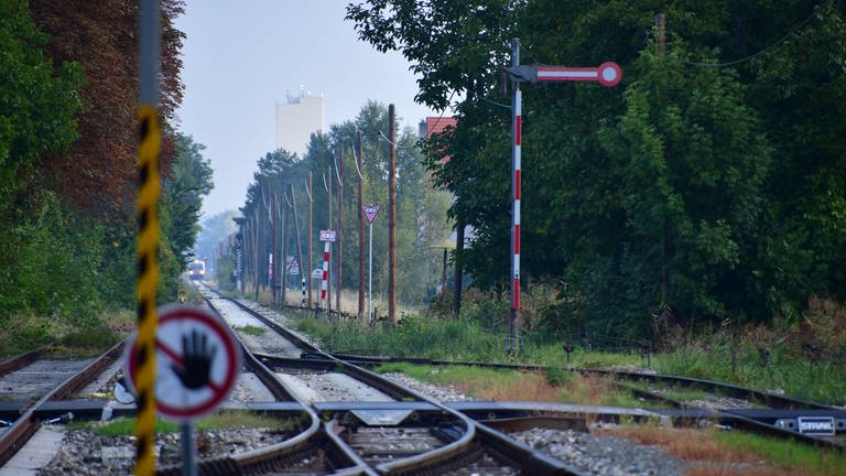 Zwischen Wien und Wiener Neustadt wird die Strecke wie im letzten Jahrhundert betrieben. Es gibt noch alte Formsignale.