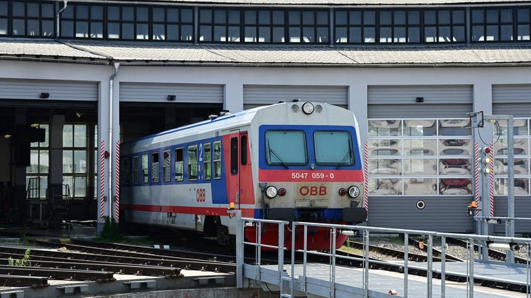 Im „Heizhaus“ des Wiener Neustädter Betriebewerkes (wie man in Österreich die Lokschuppen nennt) werden die Triebwagen der Baureihe 5047 gewartet.