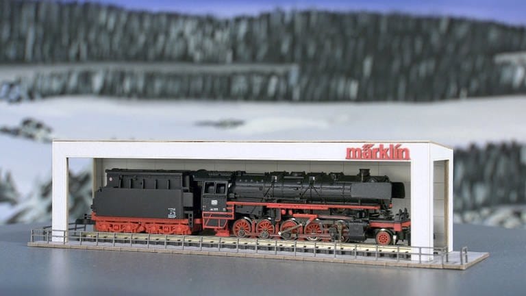 MÄRKLIN präsentiert in Spur Z die Baureihe 44, wie sie vor dem Märklineum in Göppingen steht. 