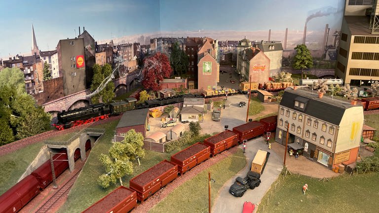 Die Stadt mit detailreichen Szenerien und ein Zug mit selbstgebautem Wagen und Ladegut