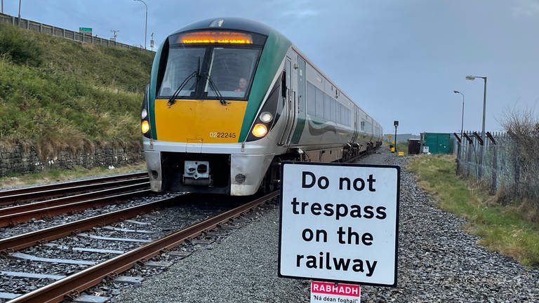 Im Regelbetrieb kommt nur der Intercity von Irish Rail nach Rosslare. Dreimal am Tag fährt er nach Dublin.