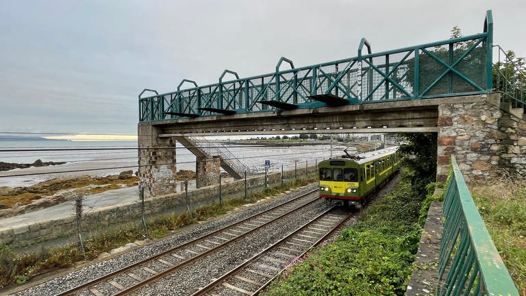Der Zug fährt dicht an der Dublin-Bay entlang. Bei Ebbe zeigt sie sich als riesige Watt-Landschaft. 