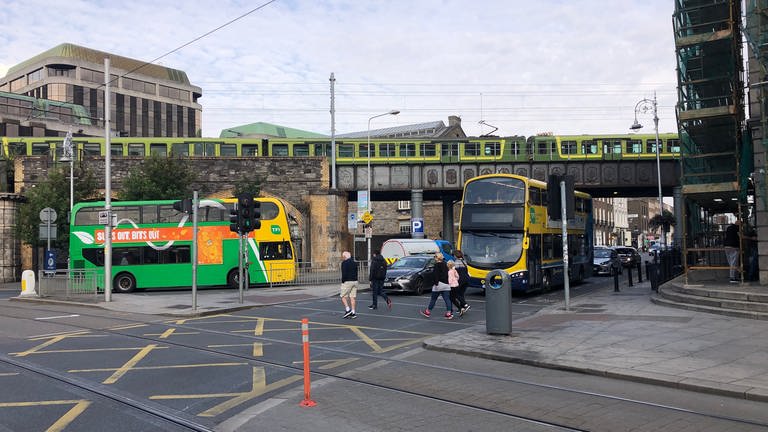 So geht es vergleichsweise rasch durch Dublin: während Autos an Kreuzungen warten müssen, fährt der DART auf der Hochbahnstrecke in einem Zug durch. 