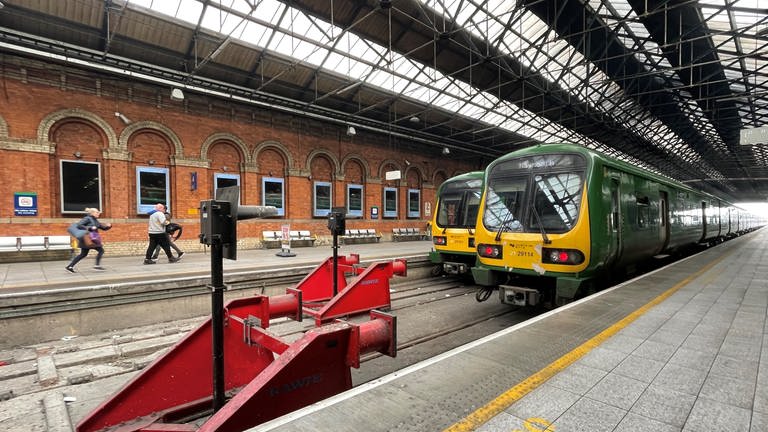 Connolly Station ist einer der größten Bahnhöfe in Dublin. Hier fahren auch Züge Richtung Westen und Norden. 