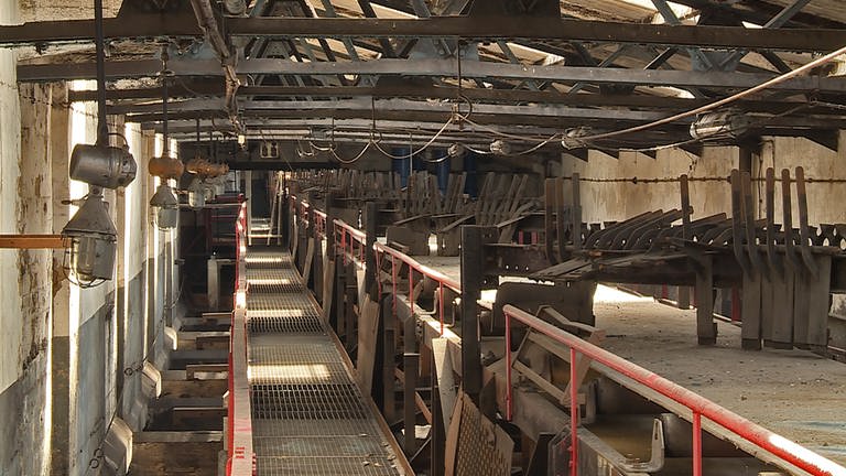 Die fein gesiebte Kohle wird über Förderbänder in das Dachgeschoss der Fabrik befördert und dann auf einzelne Bunker zur Weiterverarbeitung verteilt. 
