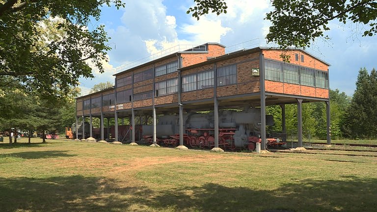 Der MEC Hoyerswerda hat seinen Vereinsraum in der ehemaligen Siebkohleverladung der Brikettfabrik Knappenrode. 