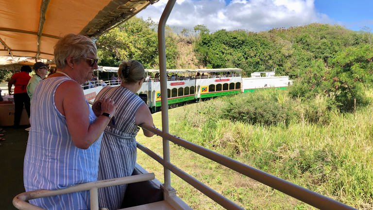 Den Fahrgästen bieten sich an der Ostseite von St. Kitts beeindruckende Ausblicke in alle Richtungen. 