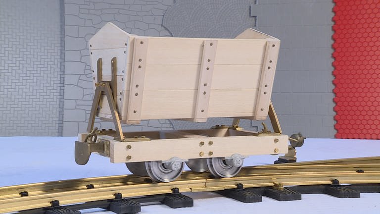 Modellbau Heyn fertigt Zubehör für die Gartenbahn. Diese Kipplore im Maßstab 1:13,3 fährt auf 45 mm breiten Gleisen. 