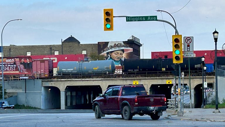 Winnipeg ist Ausgangspunkt der Reise. Ein kilometerlanger Güterzug drückt sich durch die Stadt. 