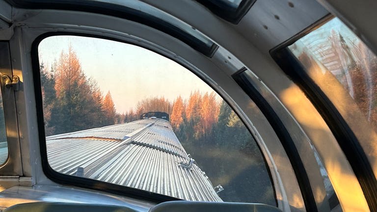 Der Blick aus dem Aussichtswagen, in Kanada „dom car“ genannt. 