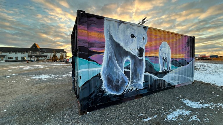 Die Eisbären-Hauptstadt Churchill begrüßt seine Besucher mit Bären in jeder Form.