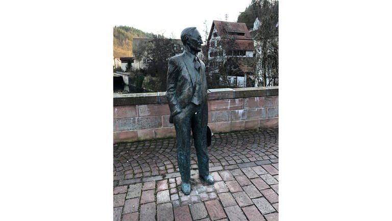 Hesse-Denkmal auf der Nikolausbrücke in Calw. 