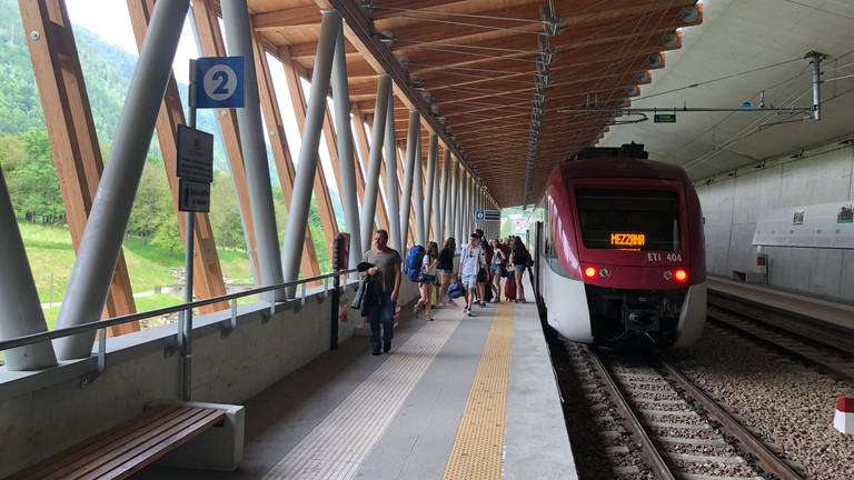 Einfahrt der Nonstalbahn in der 2016 neu eröffneten Station Mezzana