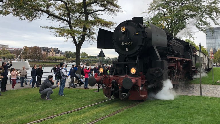 Viel Aufsehen beim Losfahren am Eisernen Steg. Die Dampflok des Vereins der Historischen Eisenbahn Frankfurt kommt nur bei besonderen Anlässen zum Einsatz. 