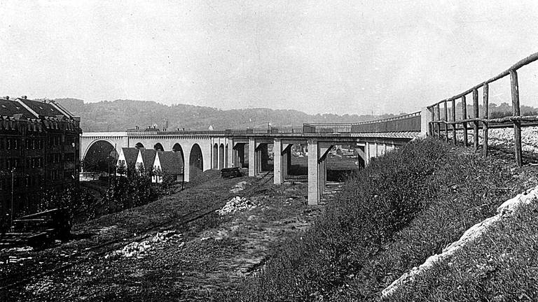 Bau der Gäubahn-Überführung in Stuttgart-Nord um 1920. So konnte die Strecke kreuzungsfrei über die Gleise geführt werden, die Richtung Norden verlaufen. Von den drei Häusern unter der Brücke wird heute nur noch eines bewohnt. Die beiden vorderen nutzt die Bahn als Baustellenbüro. (Sammlung Uwe Siedentop) 