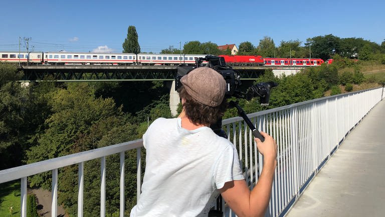 Unser Kameramann vor der Nesenbach-Eisenbahnbrücke in Stuttgart