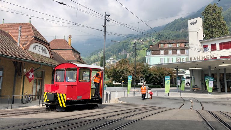 Am Bahnhof in Vitznau am Vierwaldstätter See: Hier ist die Vitznau-Rigi-Bahn zu Hause. Traditionell sind alle Fahrzeuge rot.