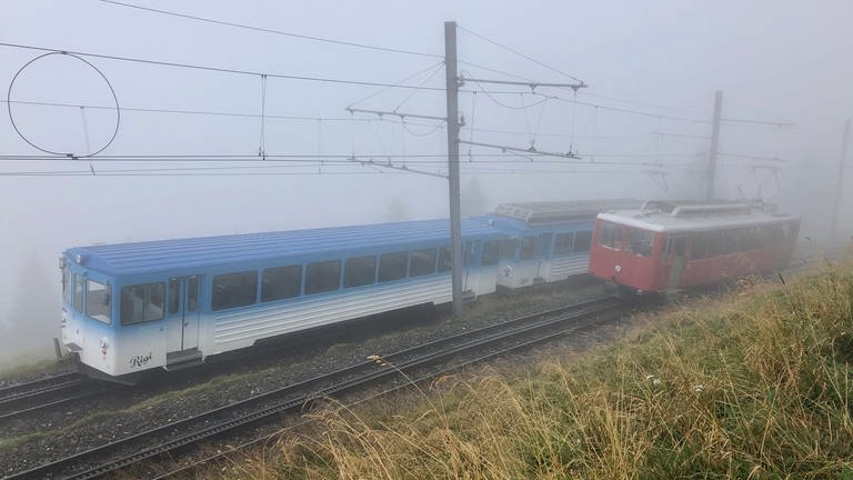 Am Gipfel in Rigi Kulm: Hier treffen sich die Triebwagen der Vitznau- und der Arth-Rigi-Bahn. Selbst bei Nebel sind die roten und blauen Fahrzeuge gut zu erkennen. 