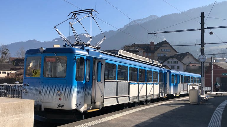 Ein blaues „Flöckli“ der Arth-Rigi-Bahn kurz vor der Abfahrt in Goldau: So werden die gepunkteten Elektrotriebwagen liebevoll genannt. 
