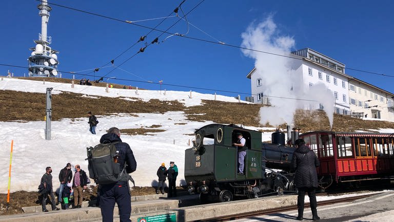 Dampflok 16 in gut 1700 Meter Höhe: Sie ist bereit für die Rückfahrt nach Vitznau. 