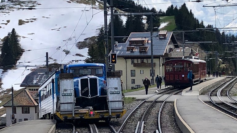 Historische Fahrzeuge aller Art schleppen die Rigi-Bahner zum 150. Jubiläum an Pfingsten 2021 auf den Berg.